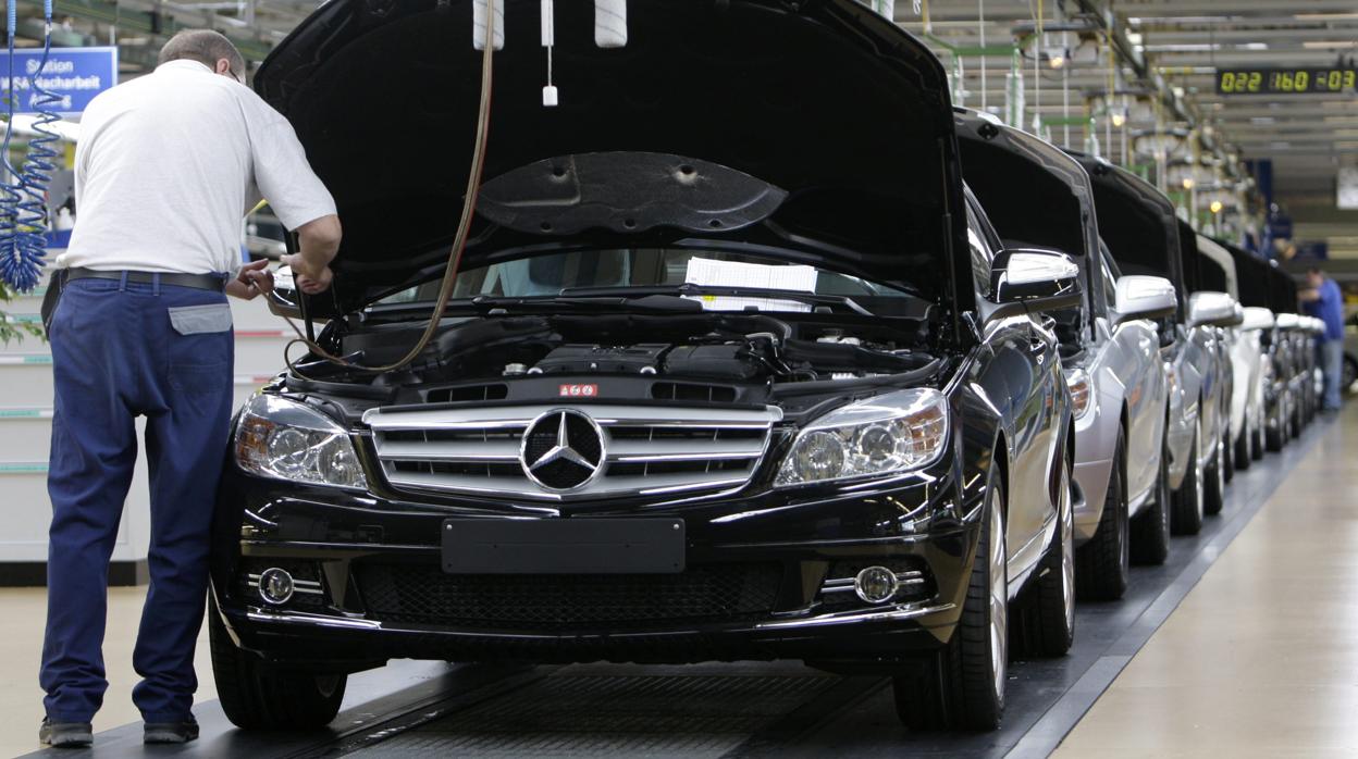 Daimler reduce su beneficio un 66,7%