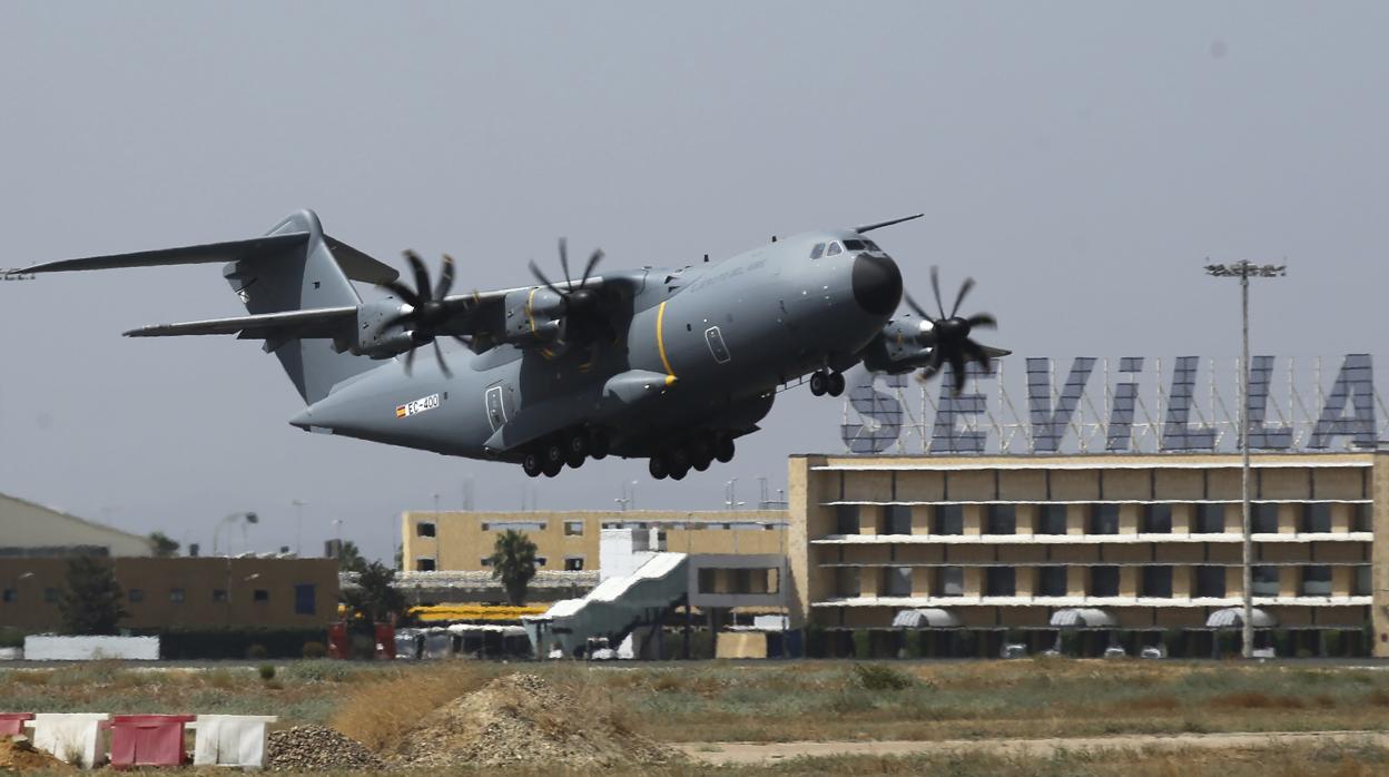 Un avión A400M despegando junto al aeropuerto de Sevilla