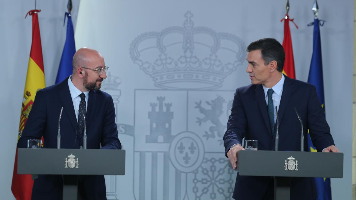 El presidente del Consejo Europeo, Charles Michel, junto al presidente del Gobierno, Pedro Sánchez