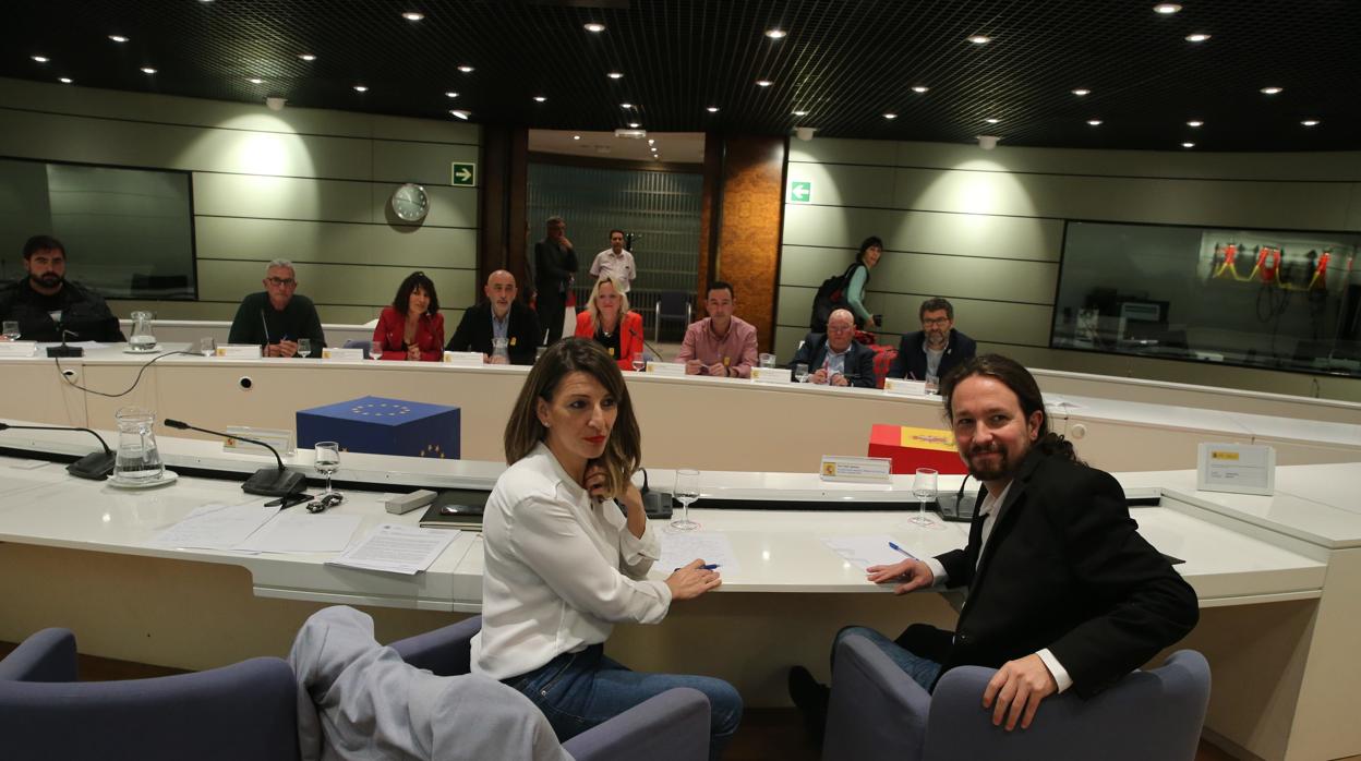 La ministra de Trabajo Yolanda Díaz y el vicepresidente segundo, Pablo Iglesias en primer plano) junto a los representantes de UGT, CC.OO y SAT