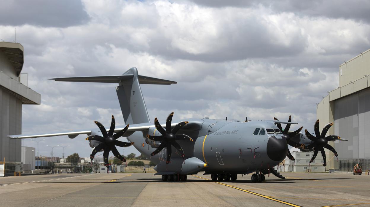 Un avión A400M posado en las pistas que rodean a la planta de ensamblaje final en Sevilla