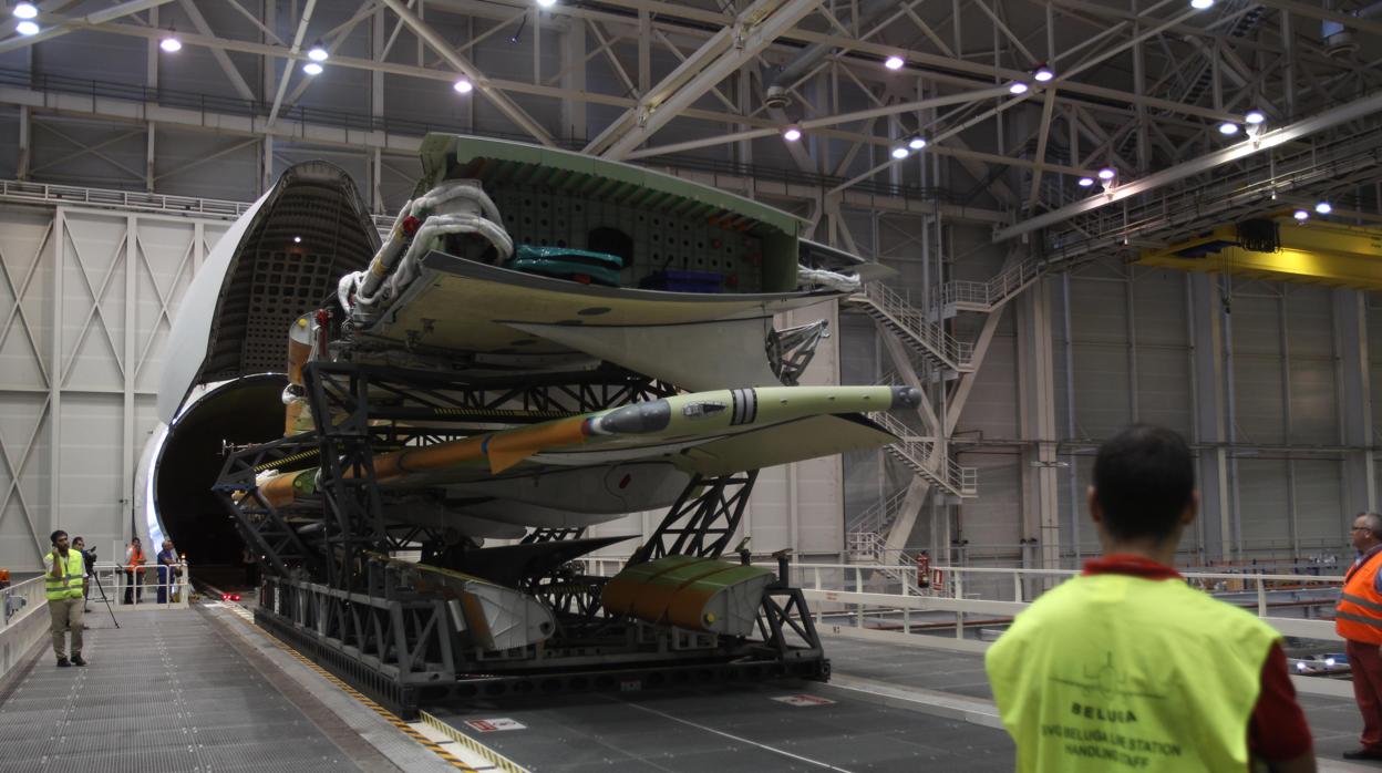 Trabajadores en la planta de montaje final del A400M en Sevilla reciben aeroestructuras para el montaje del avión