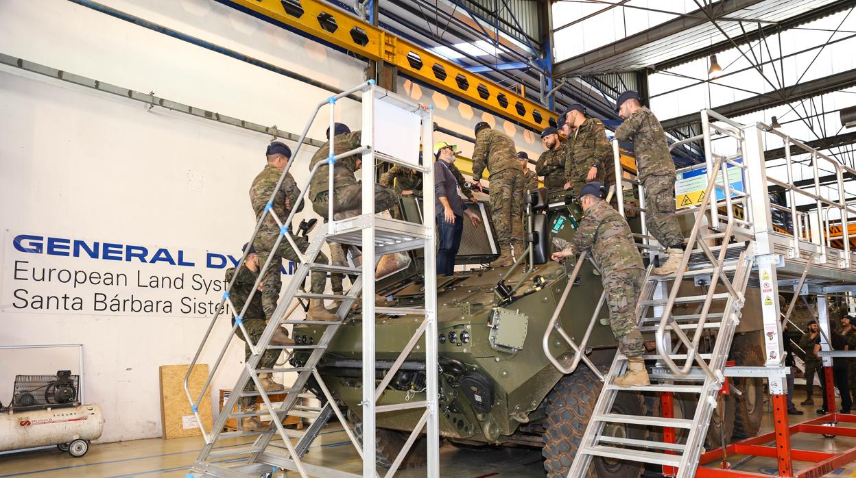 Militares examinan uno de los prototipos del carro blindado «Dragón» en la factoría de SBS de Alcalá de Guadaíra