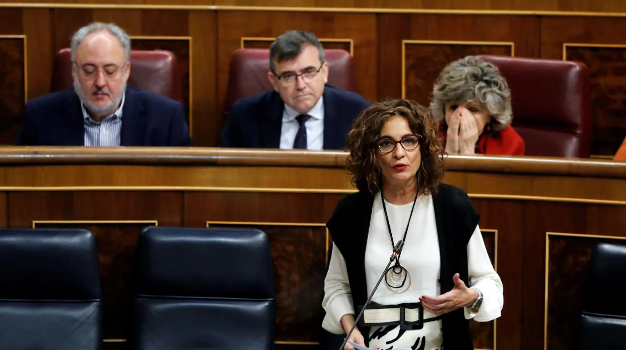 La ministra de Hacienda, María Jesús Montero, en el Pleno del Congreso de los Diputados