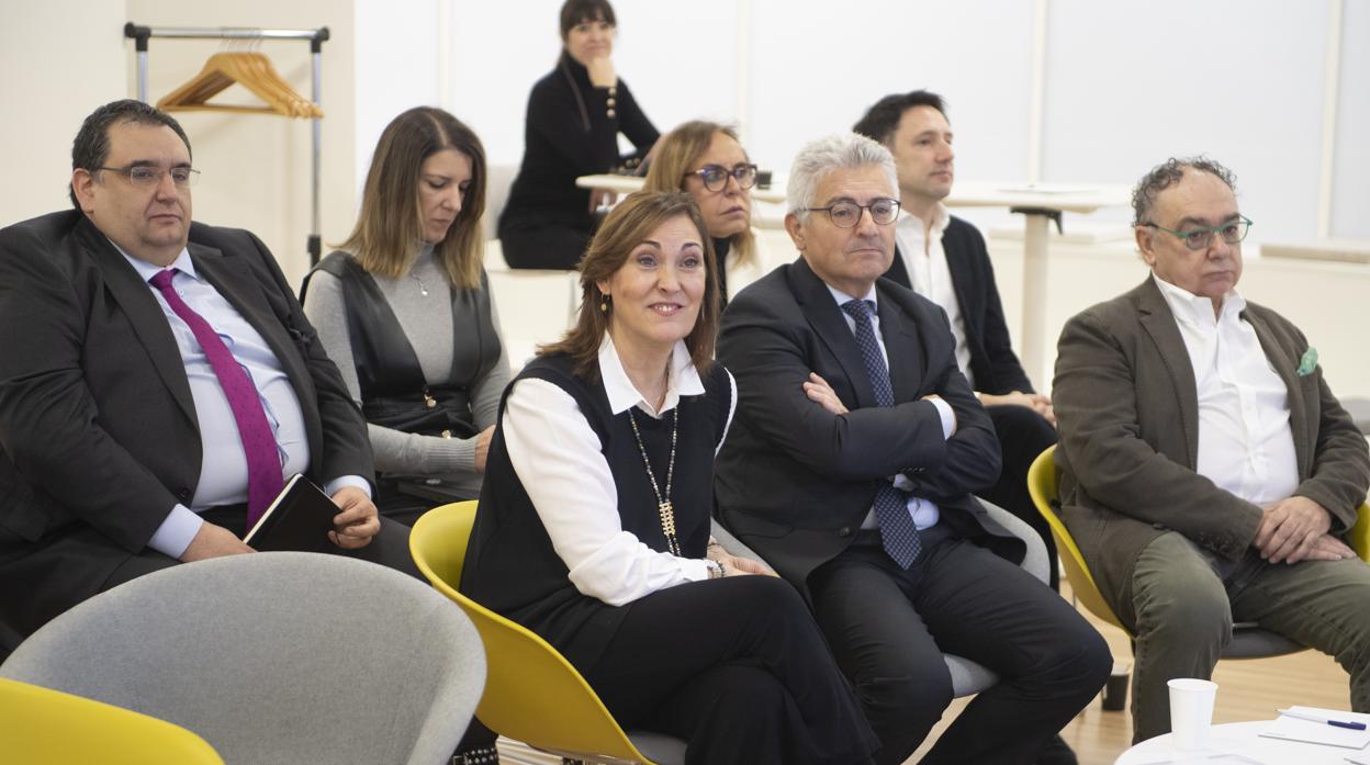 Clara Sanz, del Ministerio de Educación, junto al director general de AECOC, José María Bonmatí, y responsables de recursos humanos de varias compañías