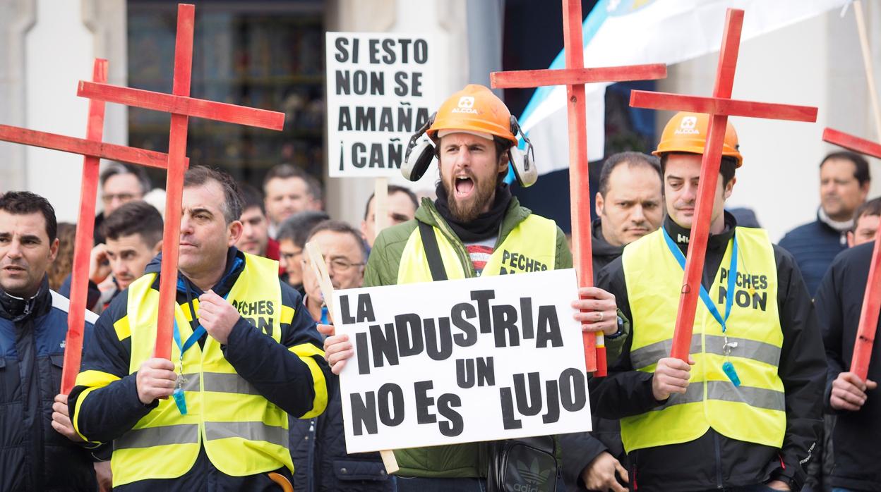 Decenas de trabajadores de Alcoa se han manifestado hoy en Lugo