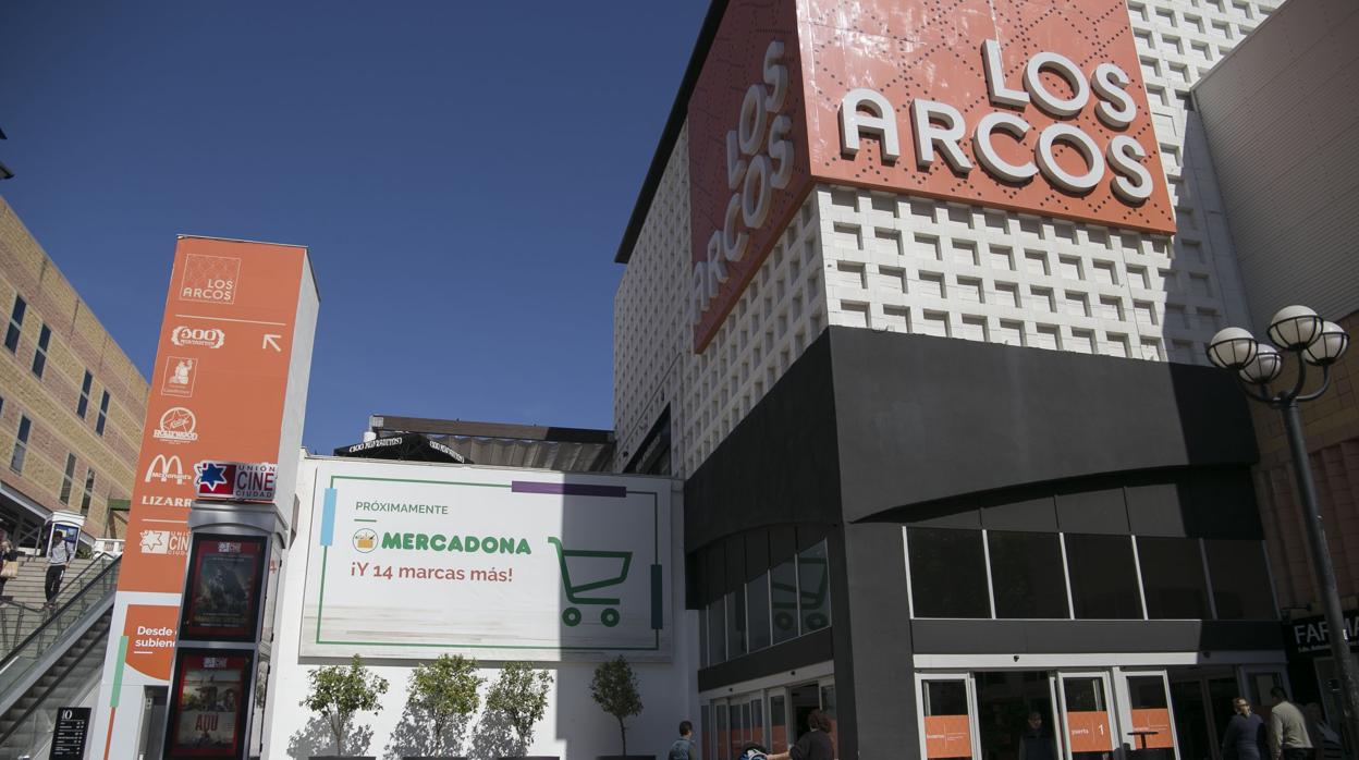 Exteriores del centro comercial Los Arcos con un anuncio de la próxima apertura de Mercadona