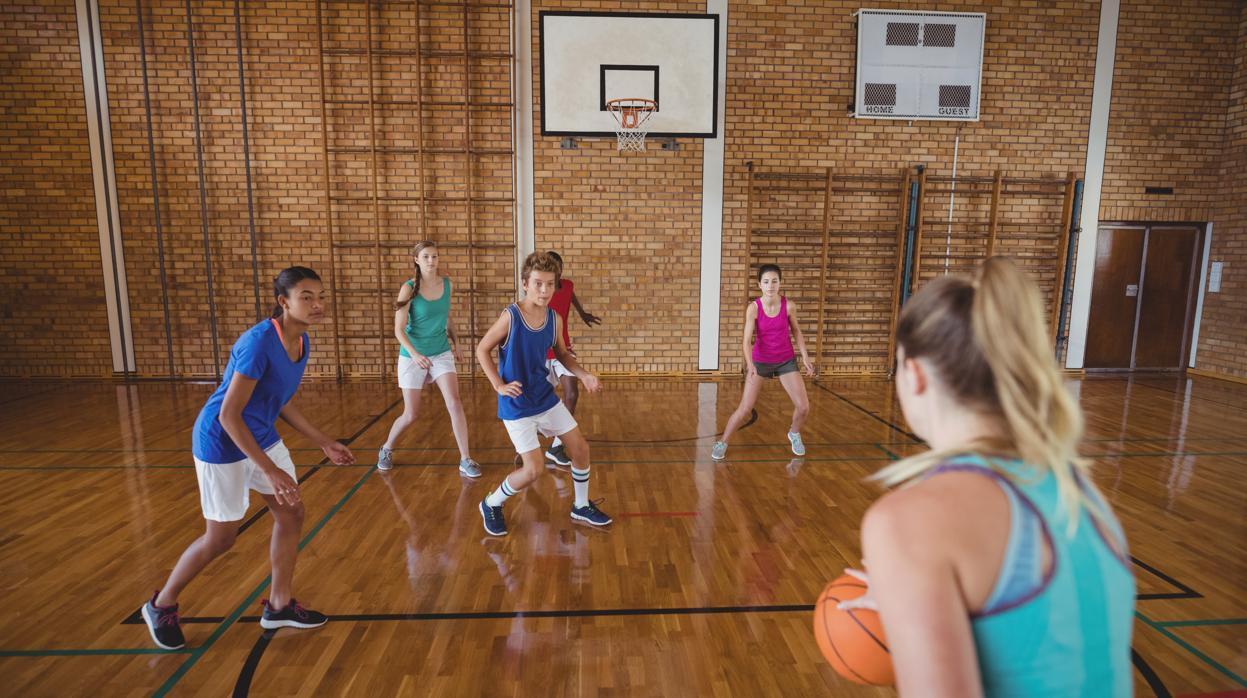 El deporte aporta múltiples beneficios en el plano académico, como una mejor gestión del estrés