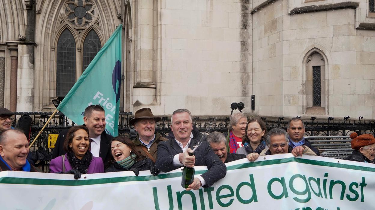 Un grupo de activistas celebra el dictamen tel tribunal de apelación de Londres