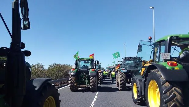 Más de 100 tractores y 500 agricultores cortan la A-49,  cerca de la frontera con Portugal