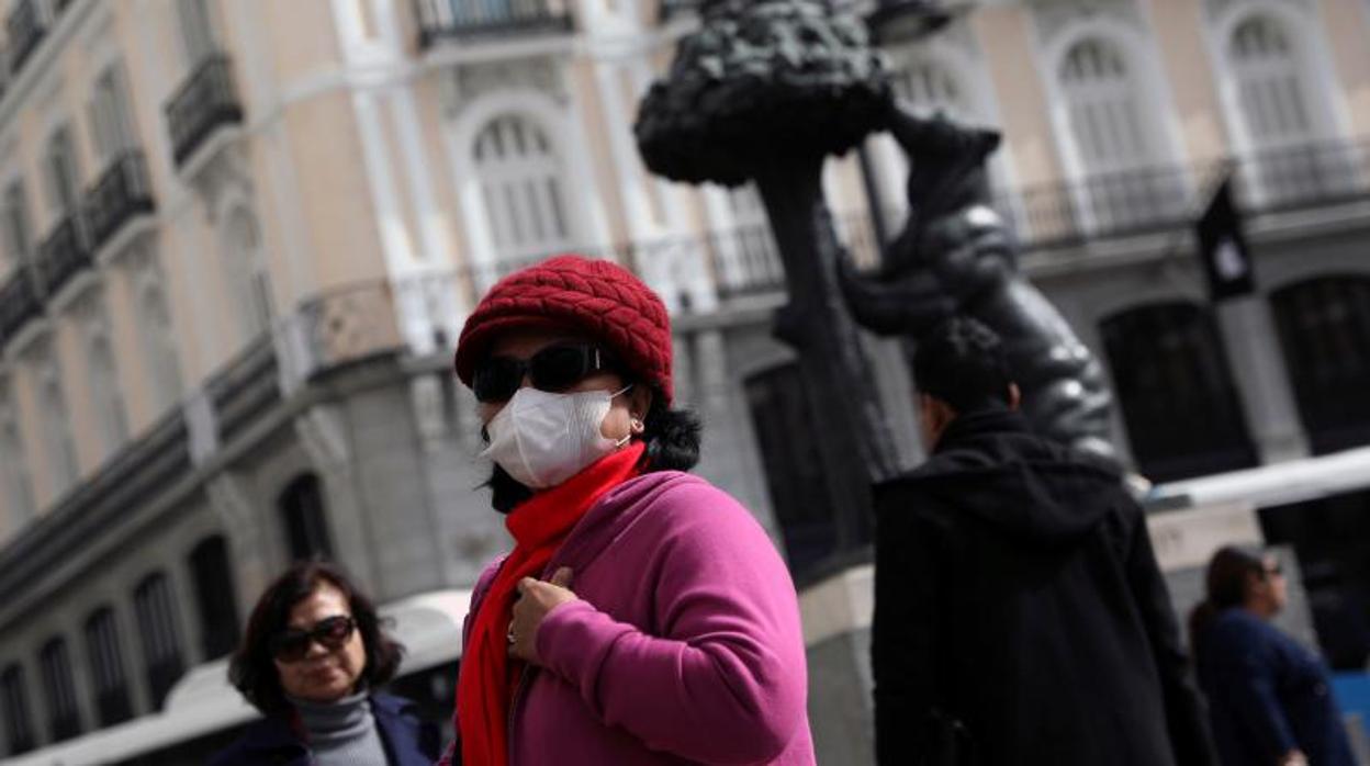 Coronavirus: Turista con mascarilla en la Puerta del Sol en Madrid