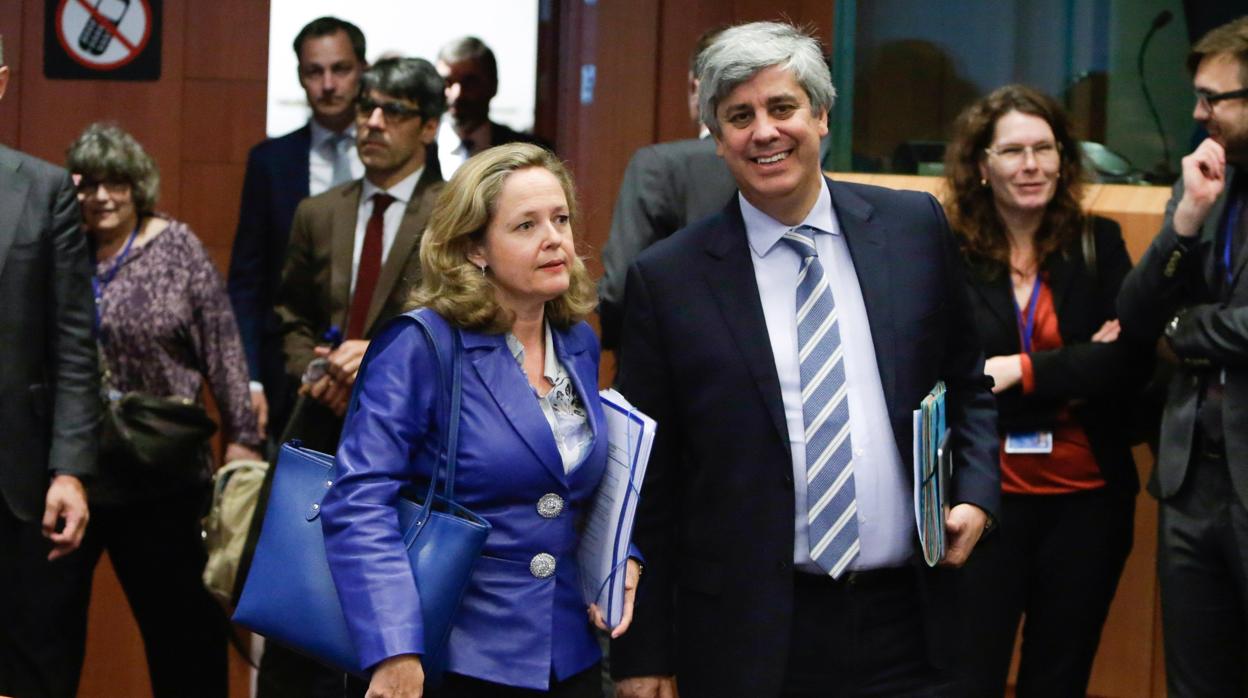 El ministro de Finanzas portugués y presidente del Eurogrupo, Mario Centeno, junto a la vicepresidenta tercera y ministra de Economía, Nadia Calviño