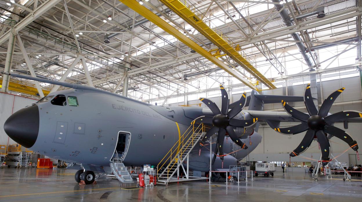 Imagen de la planta de ensamblaje del avión militar Airbus A400M en la factoría de San Pablo en Sevilla.