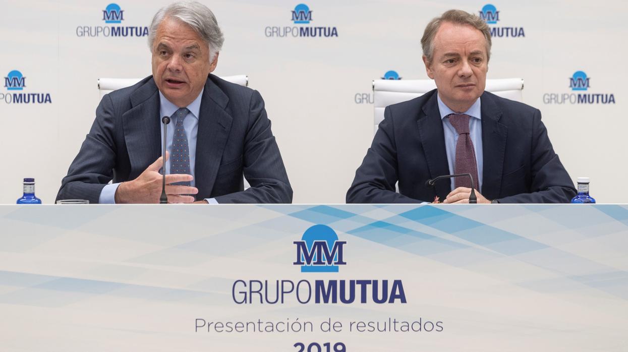 El presidente del Grupo Mutua Madrileña, Ignacio Garralda (i), y el director de comunicación Lorenzo Cooklin, interviene durante la presentación de resultados