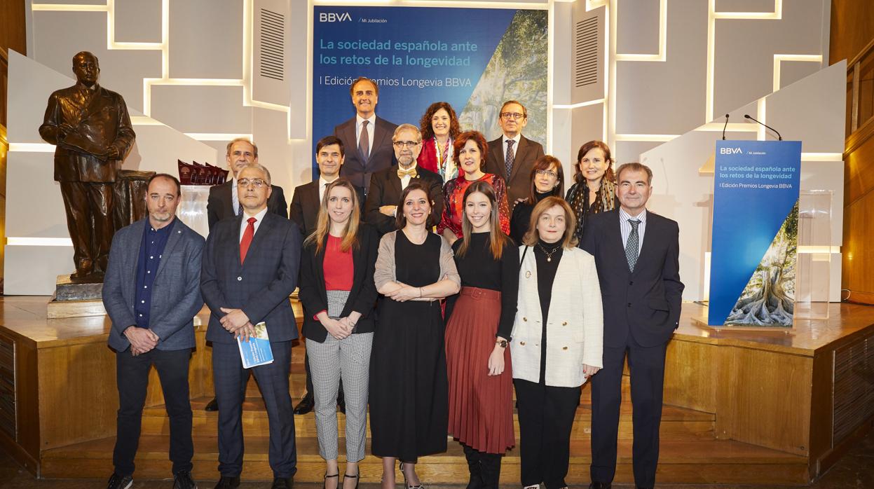 Foto de familia del acto de entrega de la primera edición de los Premios BBVA Longevia, celebrado en la biblioteca de ABC