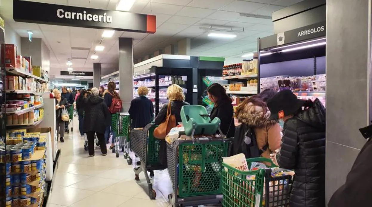 Colas en un supermercado de Madrid