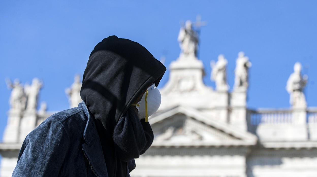 Un turista pasea con una mascarilla en Roma