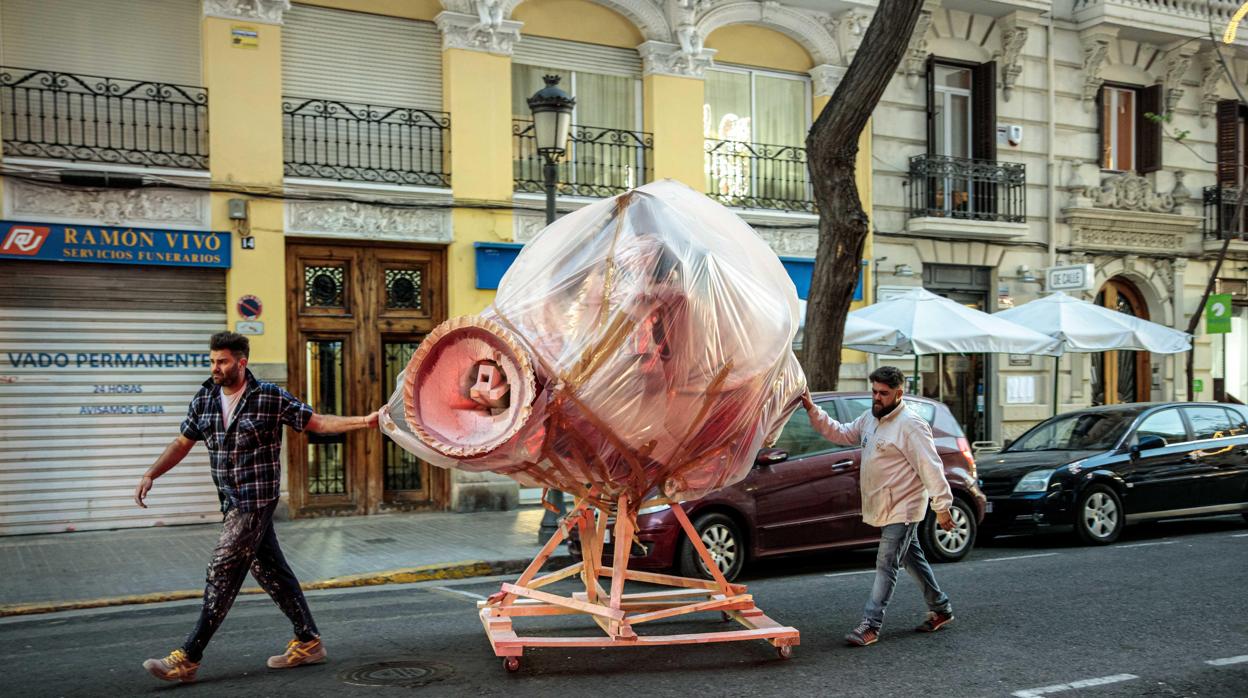 Artistas falleros desmontan una de las fallas de sección especial tras el aplazamiento de las Fallas por coronavirus