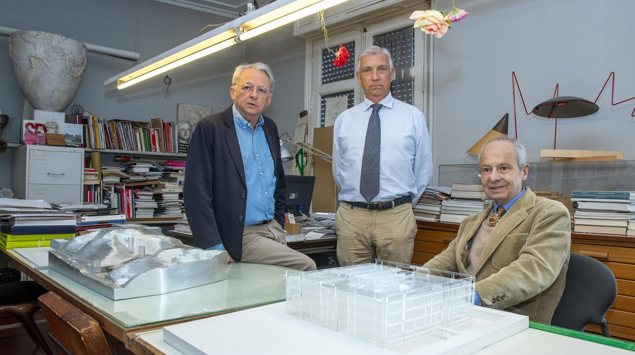 Juan Suárez, Antonio Herrero y Rafael Casado, socios de CHS Arquitectos, ante las maquetas del museo de Nam June Paik de orea y de la Universidad Loyola