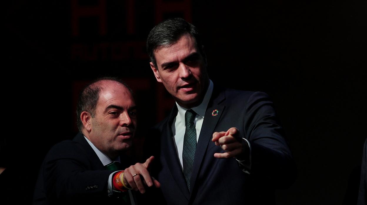 Lorenzo Amor, presidente de ATA (izda) junto al presidente del Gobierno, Pedro Sánchez durante el reciente congreso de ATA