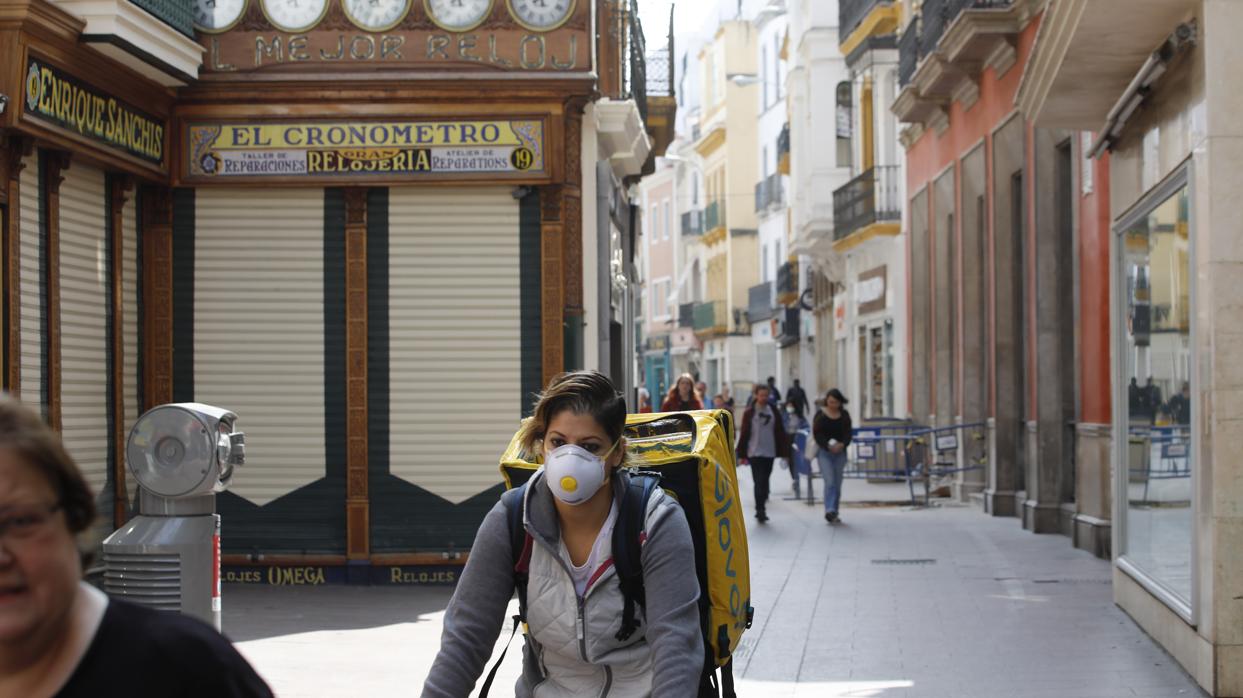 Imagen de la calle Sierpes de Sevilla, con todos los comercios cerrados por el coronavirus