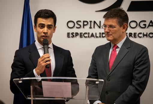 Juan Gonzalo Ospina junto al exministro de justicia Rafael Catalá durante la inauguración de las nuevas oficinas de Ospina Abogados.