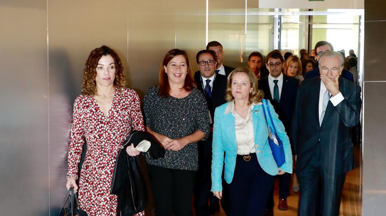 La vicepresidenta económica, Nadia Calviño, junto al presidente de la Fundación La Caixa, Isidro Fainé