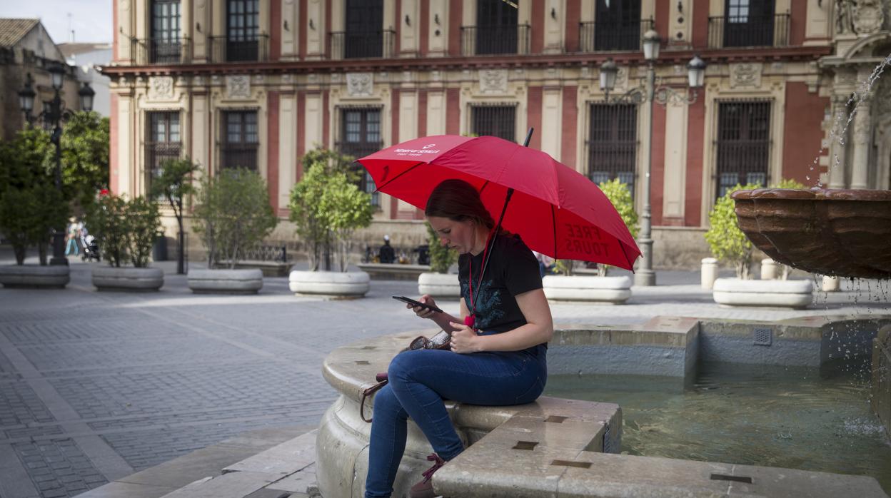 Desde un ordenador o un móvil se puede rellenar el formulario on line para darse de alta como demandante de empleo en el SAE