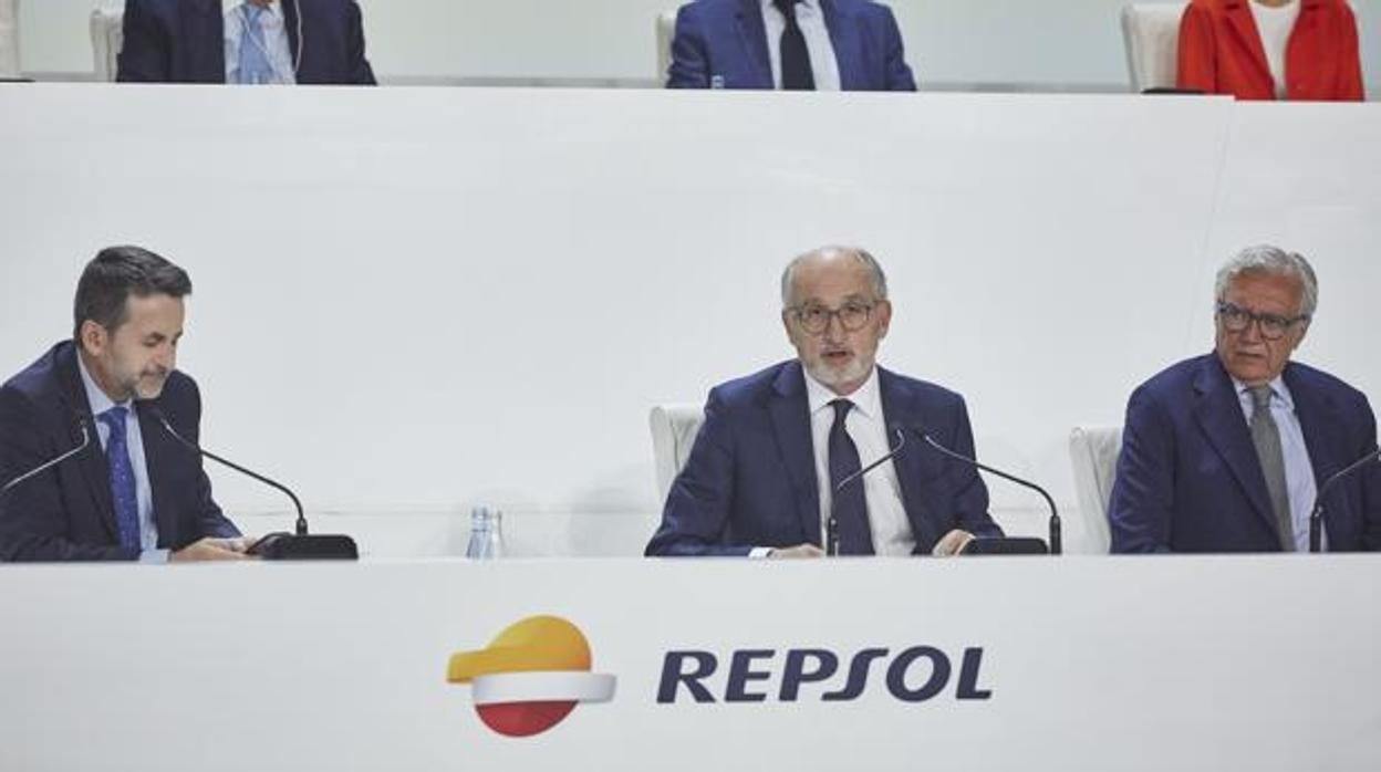 El consejero delegado de Repsol, Imaz, y el presidente Brufau, de izquierda a derecha, en la última junta