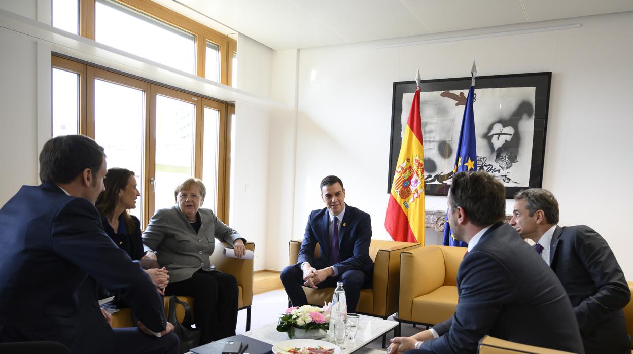 El presidente del Gobierno, Pedro Sánchez, junto a los líderes de Francia, Alemania, Italia, Luxemburgo, Bélgica, Portugal y Grecia, en Bruselas el pasado 21 de febrero