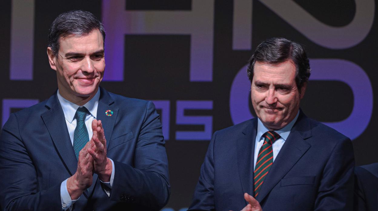 El presidente del Gobierno, Pedro Sánchez, junto al presidente de CEOE, Antonio Garamendi