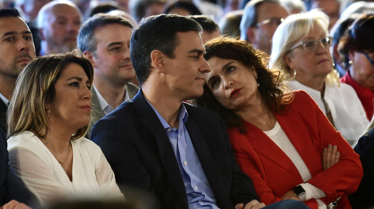 La secretaria del PSOE en Andalucía, Susana Díaz, junto al presidente del Gobierno, Pedro Sánchez, y la ministra de Hacienda y portavoz del Ejecutivo, María Jesús Montero