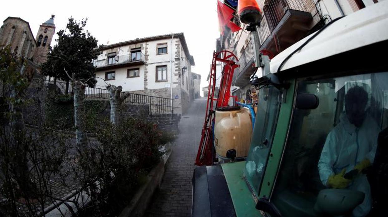 Agricultores de una treintena de pueblos navarros se han movilizado para realizar labores de desinfección