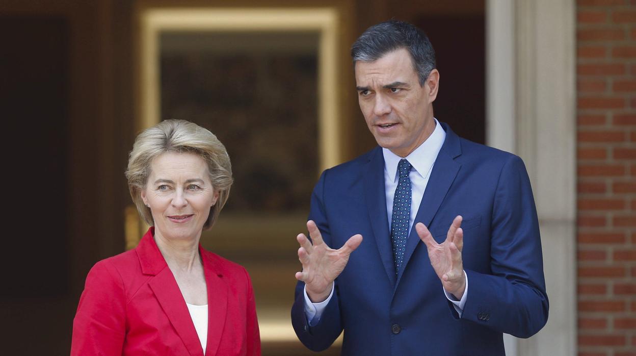 La presidenta de la Comisión Europea, Ursula von der Leyen (izda) junto al presidente del Gobierno, Pedro Sánchez