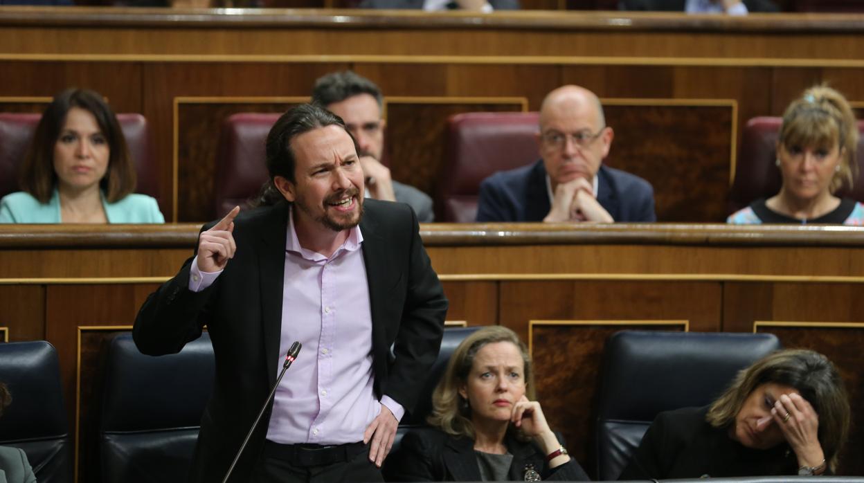 El vicepresidente segundo y ministro de Derechos Sociales y Agenda 2030, Pablo Iglesias (izda) junto a la vicepresidenta tercera y ministra de Asuntos Económicos, Nadia Calviño