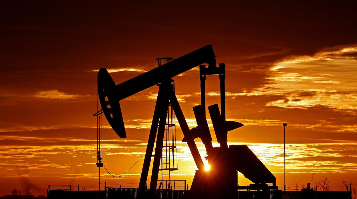 La OPEP estimaba que sin un recorte la oferta superaría a la demanda en 14,7 millones de barriles al día