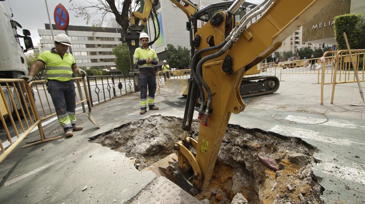 Trabajadores ayer en Sevilla sin medios de protección frente al Covid-19