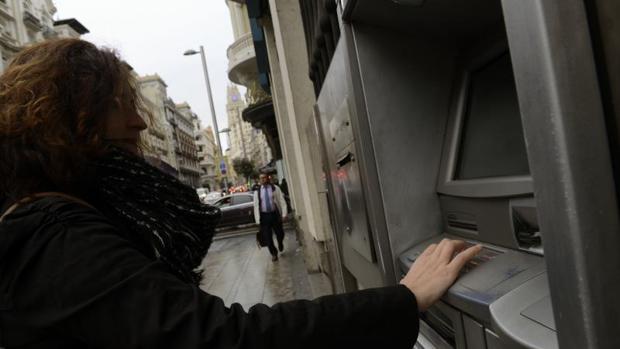 Estos son los bancos que permiten sacar dinero gratis del cajero durante el estado de alarma