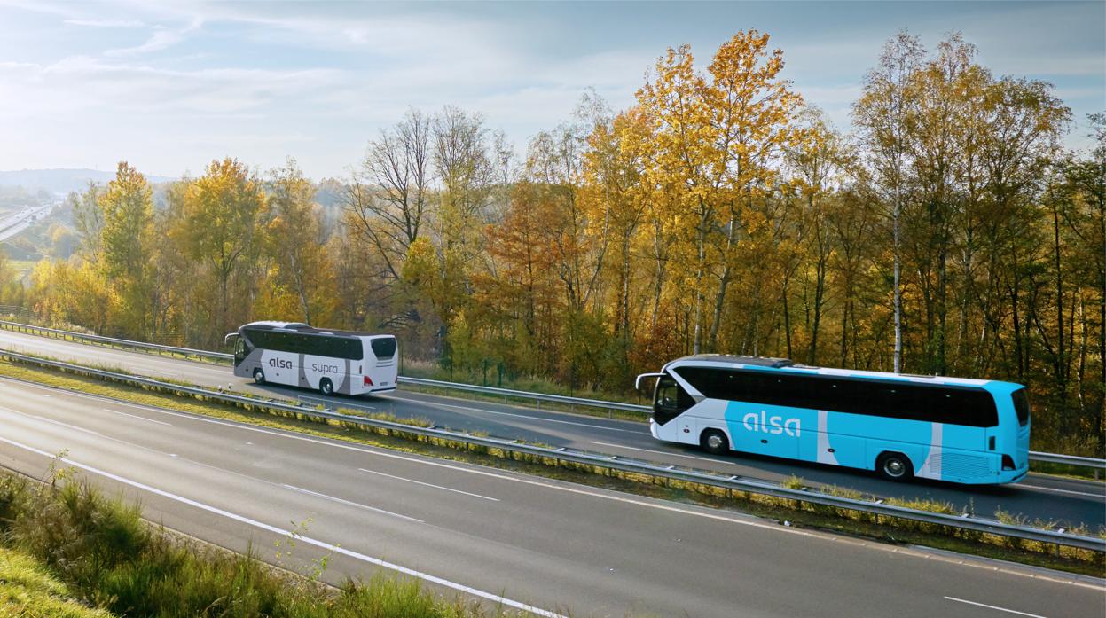 Dos autobuses de la compañía