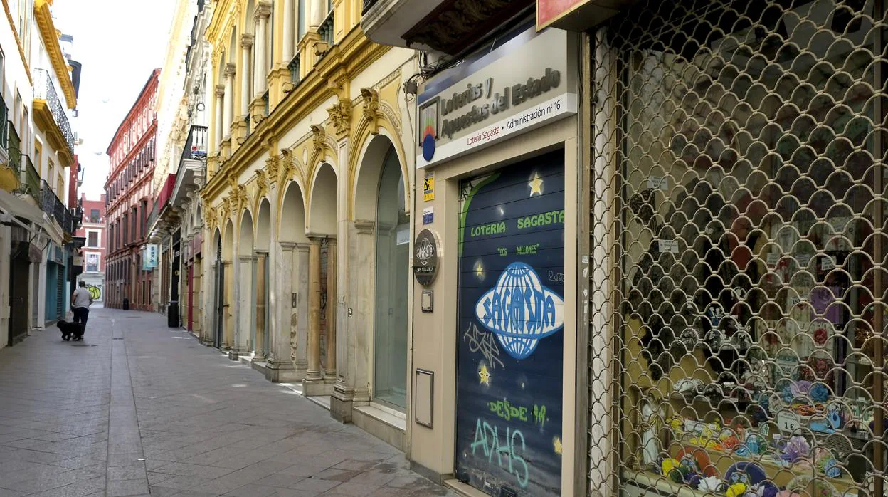 Imagen de comercios cerrados en la calle Sagasta en Sevilla
