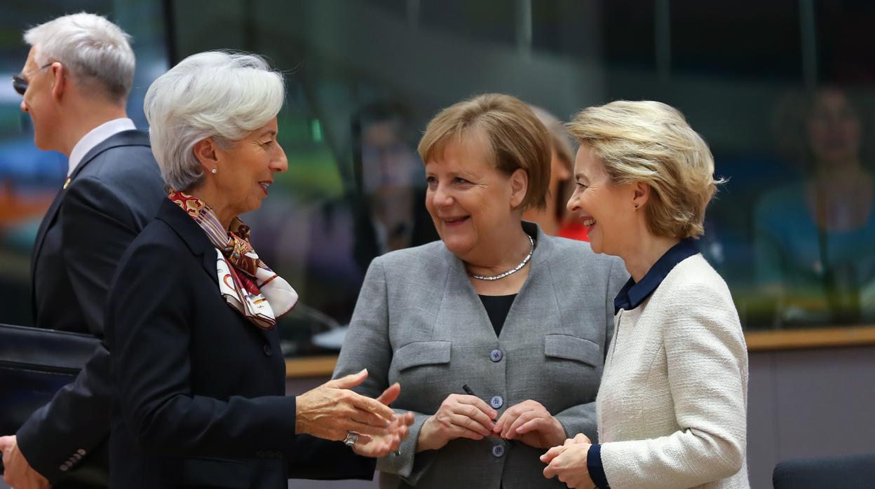 Christine Lagarde (izda), presidenta del BCE conversa con la canciller alemana Angela Merkel (centro) y la presidenta de la Comisión Europea, Ursula Von der Leyen