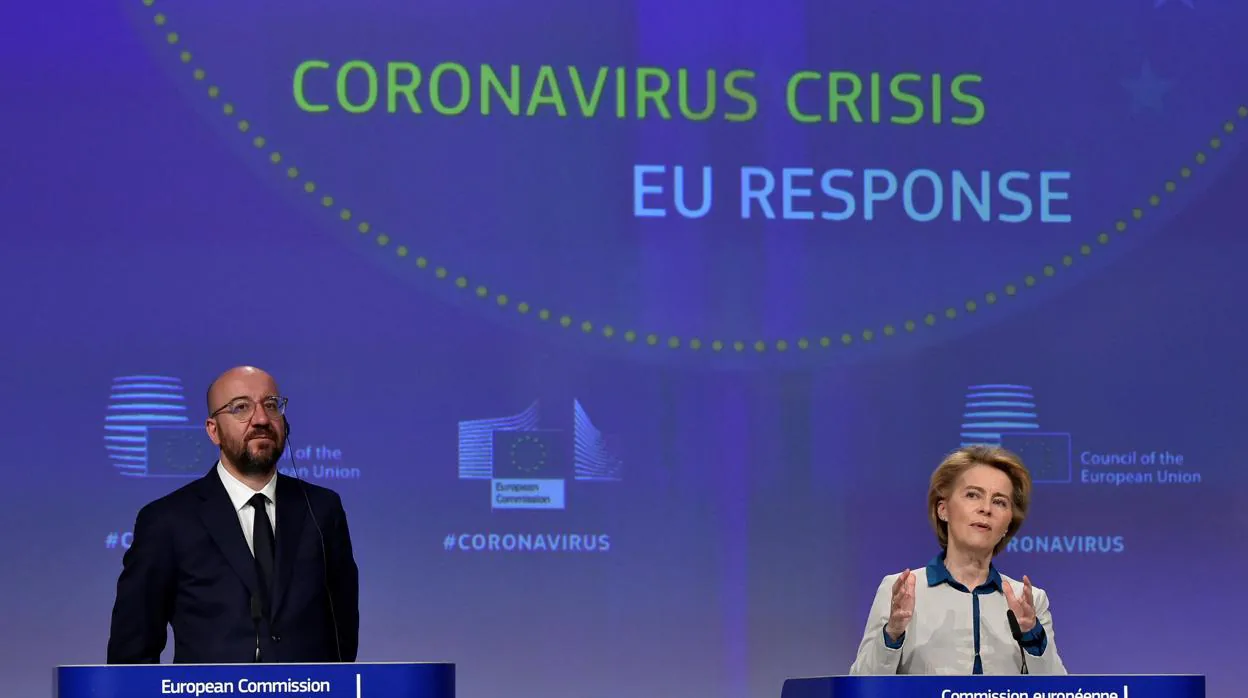 La presidenta de la Comisión Europea, Ursula von der Leyen (izda) junto al presidente del Consejo Europeo, Charles Michel