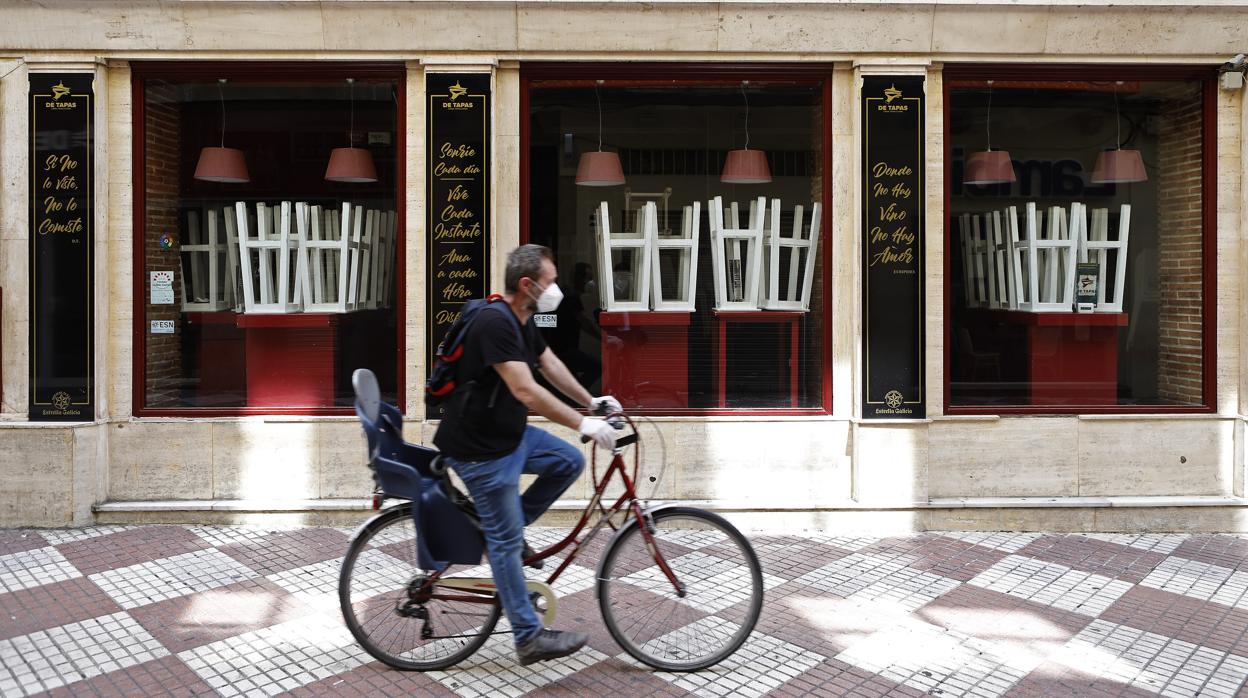 Negocio de hostelería cerrado en una calle comercial