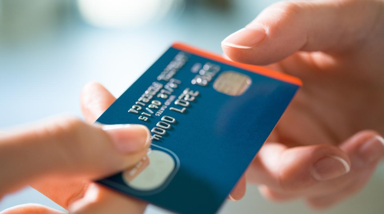 El Gobierno accede a datos de consumo de las tarjetas para cuantificar la crisis