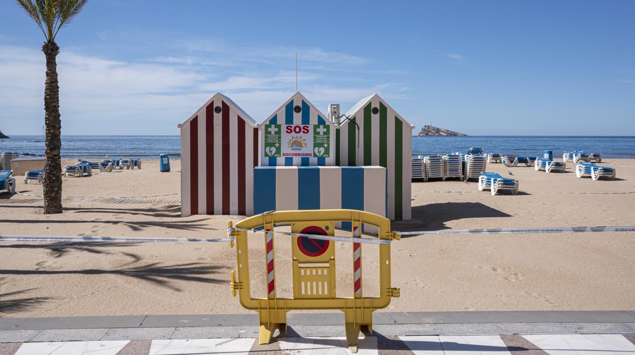 Playa de Benidorm cerrada