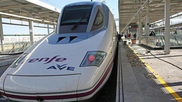 Competencia cede y permite que Renfe opere 10 años más en la red el AVE