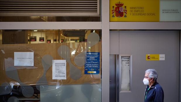 La banca adelantará el pago de la prestación a los parados por el coronavirus