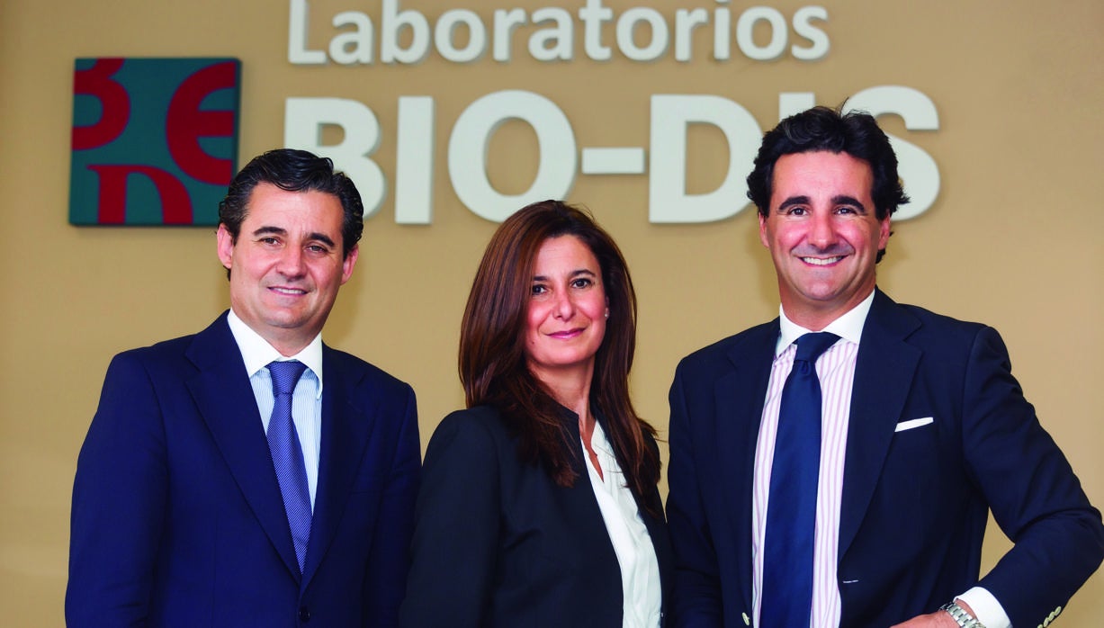 Los hermanos José María, Concha y Javier Canterero, socios fundadores del laboratorio sevillano BIO-DIS