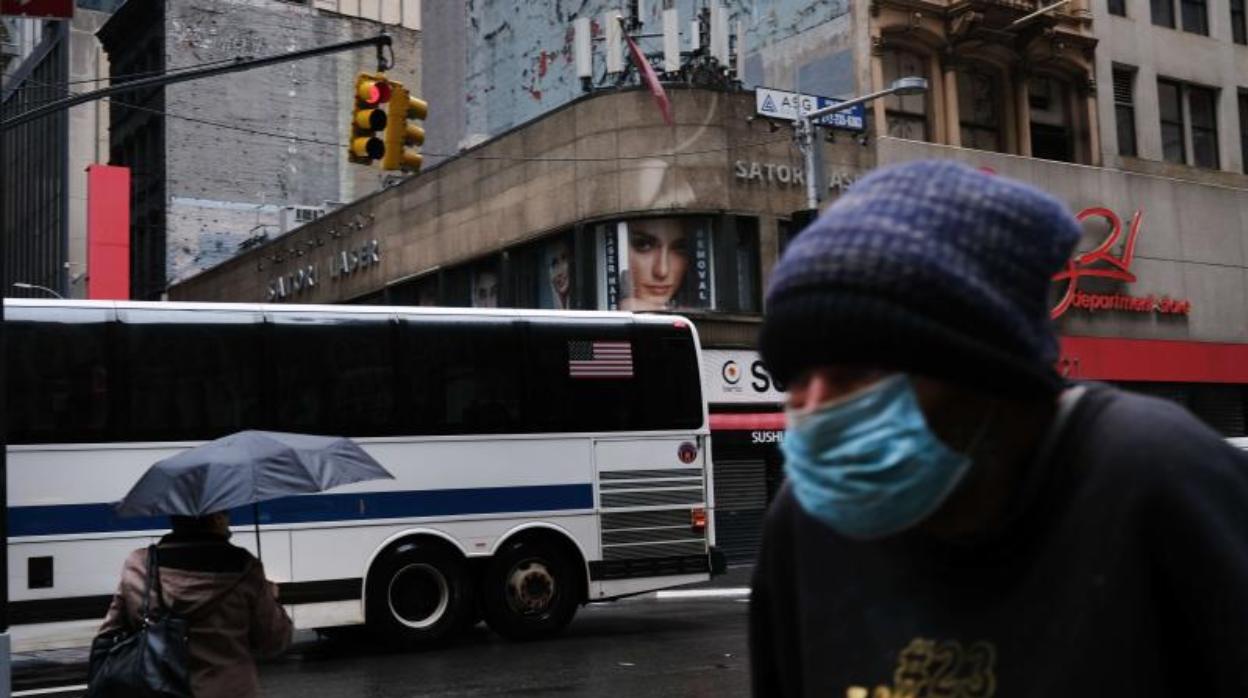 Ciudadanos con mascarilla en Nueva York