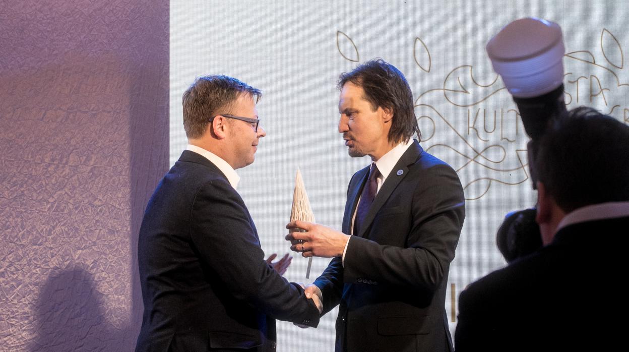 A la izquierda, Kristjan Rahu, nombrado «emprendedor del año» en 2018 en Estonia, quien ha donado al Servicio Andaluz de Salud 600.000 mascarillas y 30.000 trajes de alta protección para luchar contra el Covid-19